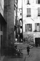 Olaszország, Sanremo, Piazzetta dei Dolori a Rivolte di San Sebastiano felől a Via Ferrucio felé nézve., 1930, Roberto Urban, plakát, utcakép, lépcső, szék, zsalugáter, Fortepan #59638