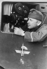 vitéz Somogyváry Gyula író (Gyula diák)., 1942, Fortepan, filmforgatás, második világháború, filmkamera, filmoperatőr, haditudósító, Arriflex-márka, ablakon kihajolni, Fortepan #59677