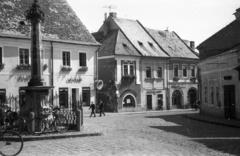 Magyarország, Szentendre, Fő (Marx) tér, balra a Szerb (kalmár) kereszt talapzata, szemben a Futó utca, jobbra a Dumtsa Jenő utca torkolata., 1968, Tóth Lajos, utcakép, kerékpár, Fortepan #59696