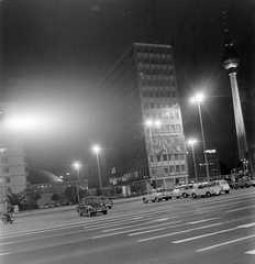 Németország, Berlin, Kelet-Berlin, az Alexanderplatz közelében a Haus des Lehrers., 1974, Fortepan, tévétorony, éjszaka, NDK, szocreál, Kelet-Berlin, modern építészet, falfestmény, Hermann Henselmann-terv, Walter Womacka-terv, Fortepan #5973