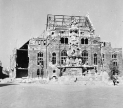 Magyarország, budai Vár, Budapest I., Szentháromság tér, Szentháromság-szobor, háttérben a Pénzügyminisztérium lerombolt épülete., 1947, Lajtai László, háborús kár, épületkár, középület, neogótika, szentháromság szobor, Budapest, Fellner Sándor-terv, Fortepan #59740