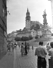 Szlovákia, Körmöcbánya, Stefánikovo námestie (Főtér), Szentháromság-szobor. Távolabb a Szent Katalin templom., 1964, Tóth Lajos, Csehszlovákia, járókelő, kockakő, katolikus, szentháromság szobor, Fortepan #59756