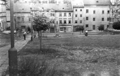 Szlovákia, Körmöcbánya, Stefánikovo námestie (Főtér), jobbra a Szentháromság-szobor talapzata., 1964, Tóth Lajos, Csehszlovákia, pék, tejbolt, pékség, szentháromság szobor, Fortepan #59757