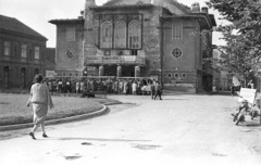 Magyarország, Sopron, Petőfi tér, Petőfi Színház., 1965, Tóth Lajos, motorkerékpár, utcakép, színház, szecesszió, csoportosulás, mikrobusz, Art Nouveau, Medgyaszay István-terv, Fortepan #59769