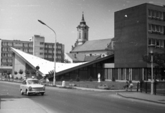 Magyarország, Békéscsaba, Széchenyi utca - Derkovits sor sarok, balra a Körös Hotel, szemben az evangélikus Nagytemplom., 1975, Tóth Lajos, templom, romantika, rendszám, empire stílus, evangélikus, Trabant 601, hiperbolikus héj, Fortepan #59778