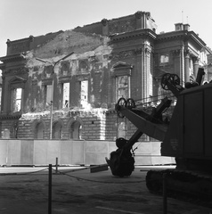 Magyarország, Budapest VIII., Blaha Lujza tér, a Nemzeti Színház bontása., 1965, Nagy Gyula, színházművészet, nemzeti színház, épületbontás, Fellner és Helmer-terv, markológép, eklektikus építészet, Budapest, Fortepan #59850