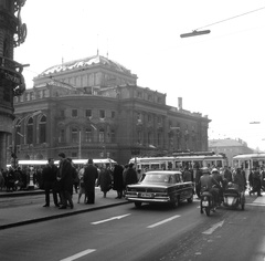 Magyarország, Budapest VIII., Blaha Lujza tér, a Nemzeti Színház bontása a Rákóczi út - Nagykörút kereszteződésétől nézve., 1965, Nagy Gyula, színházművészet, motorkerékpár, nemzeti színház, épületbontás, utcakép, életkép, Mercedes-márka, villamos, Fellner és Helmer-terv, oldalkocsis motorkerékpár, csibilámpa, villamosmegálló, automobil, rendszám, eklektikus építészet, Budapest, Fortepan #59852