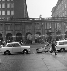 Németország, Drezda, Wilsdruffer Strasse (Ernst-Thälmann-Strasse), az árkád mögött a Weisse Gasse., 1965, Nagy Gyula, NDK, robogó, Trabant 601, Trabant 600, IWL-márka, IWL SR59 Berlin, Fortepan #59858