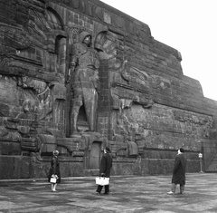 Németország, Lipcse, bejárat a Népek csatája emlékmű (Völkerschlatdenkmal) kriptájába., 1965, Nagy Gyula, épített örökség, NDK, Bruno Schmitz-terv, dombormű, Fortepan #59860