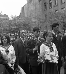 Magyarország, Budapest VI., Munkácsy Mihály utca 26., a Kölcsey Ferenc Gimnázium udvara, ballagás., 1966, Nagy Gyula, iskola, ünnepség, ballagás, ünneplő ruha, virágcsokor, Budapest, Fortepan #59872