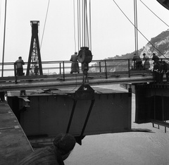 Magyarország, Budapest V., az Erzsébet híd építése, az utolsó előtti pályaegység beemelése a pesti hídfőnél., 1964, Nagy Gyula, Duna, Budapest, Duna-híd, Fortepan #59881