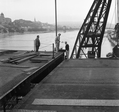 Magyarország, Budapest V.,Budapest I., az Erzsébet híd építése, az utolsó előtti pályaegység beemelése a pesti hídfőnél., 1964, Nagy Gyula, hídépítés, Duna, úszódaru, Budapest, függőhíd, Duna-híd, Sávoly Pál-terv, Fortepan #59888