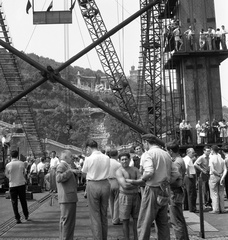 Magyarország, Budapest I., az Erzsébet híd építése, a szerkezetkész állapot ünneplése a budai hídfőnél., 1964, Nagy Gyula, hídépítés, Duna, Budapest, függőhíd, Duna-híd, Szent Gellért-ábrázolás, Sávoly Pál-terv, Fortepan #59893