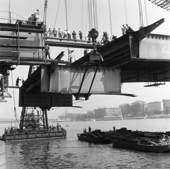 Magyarország, Budapest I., az Erzsébet híd építése, az utolsó pályaegység beemelése a budai hídfőnél., 1964, Nagy Gyula, hídépítés, Duna, Budapest, függőhíd, Duna-híd, Sávoly Pál-terv, Fortepan #59895