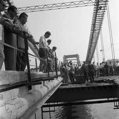 Magyarország, Budapest I., az Erzsébet híd építése az utolsó pályaegység beemelésekor., 1964, Nagy Gyula, hídépítés, Duna, Budapest, függőhíd, Duna-híd, Sávoly Pál-terv, Fortepan #59897