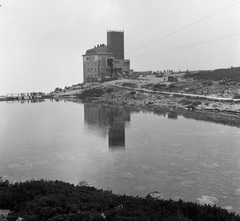 Szlovákia, Magas-Tátra, Kőpataki-tó, a Lomnici-csúcsra vivő lanovka alsó állomása., 1965, Nagy Gyula, Csehszlovákia, drótkötélpálya, tengerszem, Tátra hegység, Fortepan #59904