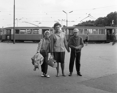 Szlovákia, Pozsony, a főpályaudvar előtt., 1965, Nagy Gyula, Csehszlovákia, villamos, fokos, villamosmegálló, tömegközlekedés, viszonylatszám, Fortepan #59911