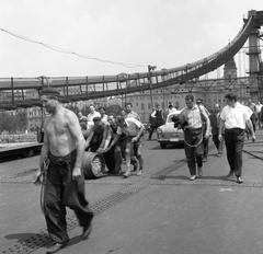 Magyarország, Budapest V., az Erzsébet híd építése, hordógurítás a szerkezetkész állapot ünneplésekor., 1964, Nagy Gyula, Trabant-márka, laktanya, automobil, Budapest, Duna-híd, Fortepan #59916