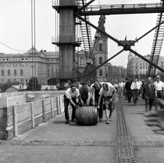 Magyarország, Budapest V., az Erzsébet híd építése, hordógurítás a szerkezetkész állapot ünneplésekor. A felvétel 1964. július 15-én készült., 1964, Nagy Gyula, hordó, Budapest, Duna-híd, Fortepan #59918