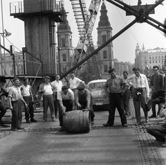 Magyarország, Budapest V., az Erzsébet híd építése, hordógurítás a szerkezetkész állapot ünneplésekor. A felvétel 1964. július 15-én készült., 1964, Nagy Gyula, hordó, hídépítés, Budapest, Duna-híd, Fortepan #59920