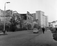 Lengyelország, Varsó, ulica Bielanska, balra a Reduta Bank (máig) romos épülete., 1965, Nagy Gyula, FSO Syrena, Fortepan #59931