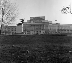 Lengyelország, Varsó, Plac Teatralny, Nagyszínház (Teatr Wielki), előtérben a "Varsói Hősök 1939-1945" emlékmű., 1965, Nagy Gyula, szobor, színház, Chrystian Piotr Aigner-terv, Antonio Corazzi-terv, Fortepan #59933