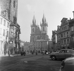 Csehország, Prága, balra az Orloj, a prágai városháza oldalán található óramű, szemben az Óváros tér (Staromestske namesti) és a Tyn templom., 1965, Nagy Gyula, Csehszlovákia, templom, katolikus, gótika, taxiállomás, kerengő, csillagászati óra, Peter Parler-terv, Matyáš z Arrasu-terv, Mikuláš of Kadaň-terv, Jan Šindel-terv, FSO Warszawa, Fortepan #59937