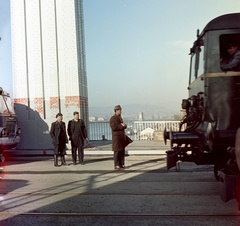 Magyarország, Budapest V., az Erzsébet híd pesti hídfője a híd terheléspróbájakor., 1964, Nagy Gyula, színes, híd, Ikarus 620/630, terheléspróba, Budapest, függőhíd, Duna-híd, Sávoly Pál-terv, BHÉV DL VII-típus, Fortepan #59957