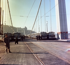 Magyarország, Budapest V., az Erzsébet híd terheléspróbája, a pesti hídfőtől Buda felé nézve., 1964, Nagy Gyula, színes, híd, autóbusz, magyar gyártmány, Ikarus-márka, Ikarus 620/630, terheléspróba, Budapest, függőhíd, Duna-híd, Sávoly Pál-terv, Fortepan #59964