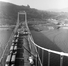 Magyarország, Budapest V.,Budapest I., az Erzsébet híd terheléspróbája, a pesti kapuzatról Buda felé nézve., 1964, Nagy Gyula, híd, Duna, terheléspróba, Budapest, függőhíd, Sávoly Pál-terv, Fortepan #59969