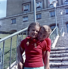 Magyarország, Budapest II., Mechwart liget, háttérben a Kerületi Tanács épülete (később Polgármesteri hivatal)., 1966, Nagy Gyula, színes, Budapest, Fortepan #59971