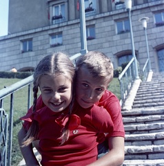 Magyarország, Budapest II., Mechwart liget, háttérben a Kerületi Tanács épülete (később Polgármesteri hivatal)., 1966, Nagy Gyula, színes, Budapest, Fortepan #59972