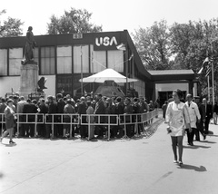 Magyarország, Városliget,Budapesti Nemzetközi Vásár, Budapest XIV., George Washington szobra és az Apollo 10 kabinja az Amerikai Egyesült Államok pavilonjánál., 1970, Nagy Gyula, zászló, kiállítás, zászlórúd, Budapest, Apollo űrhajó, George Washington-ábrázolás, Fortepan #59982