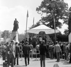 Magyarország, Városliget,Budapesti Nemzetközi Vásár, Budapest XIV., George Washington szobra és az Apollo 10 kabinja az Amerikai Egyesült Államok pavilonjánál., 1970, Nagy Gyula, zászló, újság, kiállítás, zászlórúd, Budapest, Apollo űrhajó, George Washington-ábrázolás, Fortepan #59983