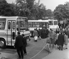 Magyarország, Városliget,Budapesti Nemzetközi Vásár, Budapest XIV., Ikarus autóbuszok., 1970, Nagy Gyula, autóbusz, Ikarus-márka, nemzetközi vásár, sokaság, Budapest, Fortepan #59990