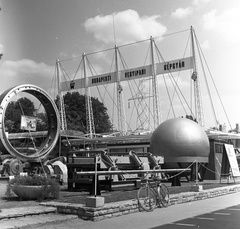 Magyarország, Városliget,Budapesti Nemzetközi Vásár, Budapest XIV., a Budapesti Vegyipari Gépgyár szabadtéri kiállítása., 1970, Nagy Gyula, kerékpár, kiállítás, Budapest, Fortepan #59991