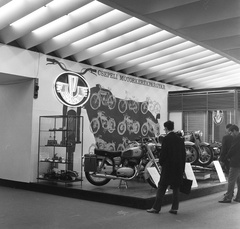 Magyarország, Városliget,Budapesti Nemzetközi Vásár, Budapest XIV., a Csepeli Motorkerékpárgyár standja., 1970, Nagy Gyula, motorkerékpár, magyar gyártmány, Csepel-márka, kiállítás, Budapest, Csepel Pannonia P20, Csepel Pannonia P10, Csepel Pannonia T5, Fortepan #59993