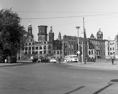 Németország, Drezda, Sophienstrasse a Postplatz felöl fényképezve. Szemben balra a Drezdai Kastély (Residenzschloss) romjai, jobbra a Taschenbergpalais romjai. Utóbbi előtt a Cholerabrunnen., 1970, Nagy Gyula, NDK, Fortepan #59994