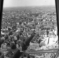 Németország, Berlin, Kelet-Berlin, kilátás a TV toronyból, középen a Rosa Luxemburg Platz és a Volksbühne., 1970, Nagy Gyula, színház, NDK, Oskar Kaufmann-terv, Fortepan #60000