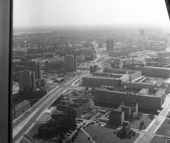 Németország, Berlin, Kelet-Berlin, kilátás a TV toronyból a Múzeum-sziget felé. Balra a Mühlendamm, jobbra a Rathausstrasse, előtérben a romos Nikolaikirche., 1970, Nagy Gyula, NDK, Fortepan #60003