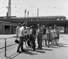 Németország, Drezda, Am Hauptbahnhof, villamosmegálló a Főpályaudvar mellett a Fritz-Löffler-Strasse (Juri-Gagarin-Strasse) felé nézve., 1970, Nagy Gyula, NDK, kockakő, Kelet-Berlin, Fortepan #60010