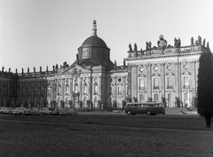 Németország, Potsdam, a Sanssouci-kastély parkja, szemben a Neues Palais. Jobb szélen egy Ikarus 630 típusú autóbusz áll., 1970, Nagy Gyula, autóbusz, német gyártmány, Trabant-márka, NDK, barokk-stílus, automobil, Trabant 601, világörökség, rokokó stílus, Carl von Gontard-terv, Johann Gottfried Büring-terv, Heinrich Ludwig Manger-terv, Fortepan #60011