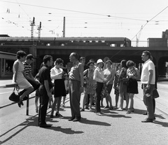 Németország, Drezda, Am Hauptbahnhof, villamosmegálló a Főpályaudvar mellett a Fritz-Löffler-Strasse (Juri-Gagarin-Strasse) felé nézve., 1970, Nagy Gyula, NDK, kockakő, Fortepan #60013