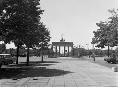 Németország, Berlin, Kelet-Berlin, Unter den Linden, szemben a Brandenburgi kapu., 1970, Nagy Gyula, Trabant-márka, emlékmű, Mercedes-márka, NDK, Berlini fal, Kelet-Berlin, neoklasszicizmus, Carl Gotthard Langhans-terv, Fortepan #60014