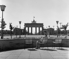 Németország, Berlin, Kelet-Berlin, a Brandenburgi kapu az Unter den Linden felől nézve., 1970, Nagy Gyula, emlékmű, NDK, Berlini fal, Kelet-Berlin, neoklasszicizmus, Carl Gotthard Langhans-terv, Fortepan #60015