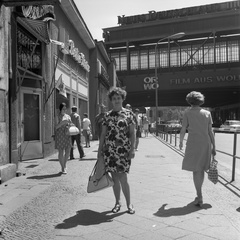 Németország, Berlin, Kelet-Berlin, Friedrichstrasse, háttérben az azonos nevű pályaudvar., 1970, Nagy Gyula, NDK, Kelet-Berlin, Fortepan #60018