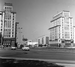 Németország, Berlin, Kelet-Berlin, Strausberger Platz, szemben a Karl Marx Allee., 1970, Nagy Gyula, Trabant-márka, Skoda-márka, Ikarus-márka, NDK, automobil, Trabant 601, Kelet-Berlin, autóbusz, Ikarus 66, Fortepan #60022