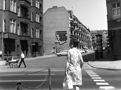 Németország, Berlin, Kelet-Berlin, Frankfurter Allee, szemben a Silvio Meier Strasse (Gabelsberger Strasse) torkolata, 1970, Nagy Gyula, Trabant-márka, babakocsi, Wartburg-márka, hirdetőoszlop, parkoló, NDK, GAZ M21 Volga, Kelet-Berlin, gyalogátkelő, Fortepan #60024