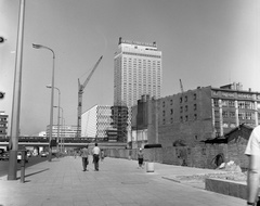 Németország, Berlin, Kelet-Berlin, Karl Liebknecht Strasse a Dircksenstrasse felé nézve., 1970, Nagy Gyula, építkezés, szálloda, daru, NDK, lámpaoszlop, felhőkarcoló, szemetes, Kelet-Berlin, Fortepan #60031