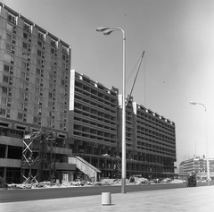 Németország, Berlin, Kelet-Berlin, Karl Liebknecht Strasse., 1970, Nagy Gyula, Trabant-márka, építkezés, NDK, lámpaoszlop, szemetes, Kelet-Berlin, Fortepan #60032